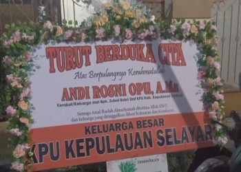 Karangan Bunga Warnai Kediaman Almarhumah Andi Rosni Opu