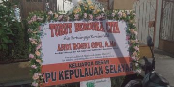 Karangan Bunga Warnai Kediaman Almarhumah Andi Rosni Opu