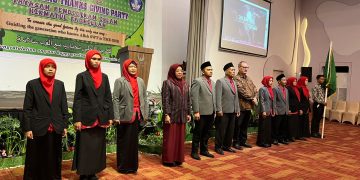 Pembina Yayasan Pendidikan Islam Hikmatul Fadhillah (tengah) bersama guru dan Kepala sekolah