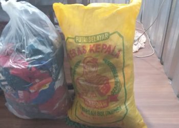 Korban Kebakaran Pulau Kayuadi Terima Bantuan 4 Karung Baju Layak Pakai