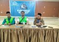 Noviandi (ditengah) selaku manajer marketing Garuda Medan saat memberikan keterangan terkait Delay Kloter 11