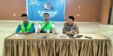 Noviandi (ditengah) selaku manajer marketing Garuda Medan saat memberikan keterangan terkait Delay Kloter 11
