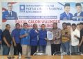 Jaya Saputra (pakai batik) saat mengembalikan berkas pendaftaran