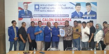 Jaya Saputra (pakai batik) saat mengembalikan berkas pendaftaran