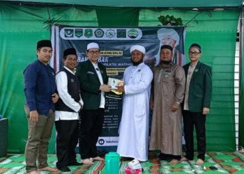 Ketua PWNW ustadz M. Iqbal Daulay, MA (lobe putih)
