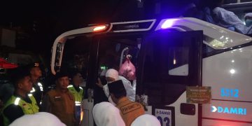 Jamaah Haji yang tergabung di Kloter V terlihat turun dari Bus