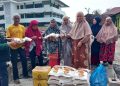Masdar Tambusai (pakai rompi) Ketua PW GEMMA Sumut saat menyerahkan bantuan atas peristiwa kebakaran di Persulukan Babussalam Desa Besilam Kabupaten Langkat