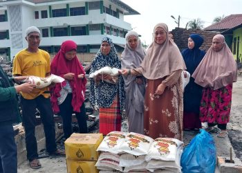 Masdar Tambusai (pakai rompi) Ketua PW GEMMA Sumut saat menyerahkan bantuan atas peristiwa kebakaran di Persulukan Babussalam Desa Besilam Kabupaten Langkat