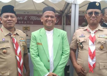 Ketua GEMMA Masjid Sumatera Utara Al-Ustsd Masdar Tambusai (tengah) saat mengikuti peringatan HUT Bhayangkara ke 78