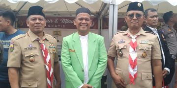 Ketua GEMMA Masjid Sumatera Utara Al-Ustsd Masdar Tambusai (tengah) saat mengikuti peringatan HUT Bhayangkara ke 78