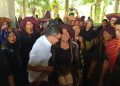 Pangdam I/BB Letjen TNI Muhammad Hassan (baju putih) saat melayat ke keluarga korban.