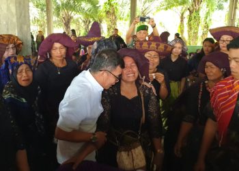 Pangdam I/BB Letjen TNI Muhammad Hassan (baju putih) saat melayat ke keluarga korban.