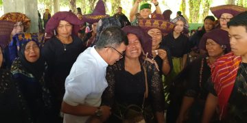 Pangdam I/BB Letjen TNI Muhammad Hassan (baju putih) saat melayat ke keluarga korban.