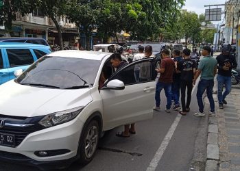 Debt Collector Hentikan Paksa Mobil Warga Di Tengah Jalan Puluhan Warga Masyarakat Turun Ke Jalan