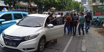 Debt Collector Hentikan Paksa Mobil Warga Di Tengah Jalan Puluhan Warga Masyarakat Turun Ke Jalan