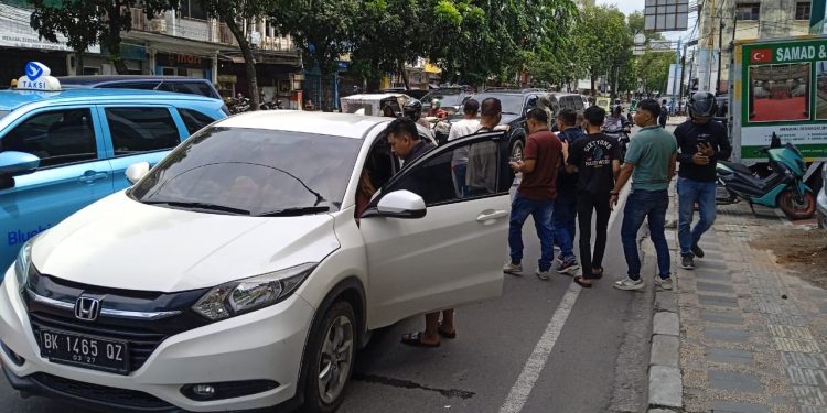 Debt Collector Hentikan Paksa Mobil Warga Di Tengah Jalan Puluhan Warga Masyarakat Turun Ke Jalan