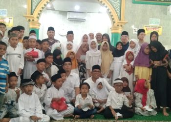 Walikota dan Wakil Walikota Medan terpilih Rico Waas dan Zakiyuddin Harahap bersama Pengurus GEMA Masjid Sumut dan Medan foto bersama anak yatim di Masjid At-Tawwabin Medan