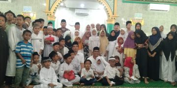 Walikota dan Wakil Walikota Medan terpilih Rico Waas dan Zakiyuddin Harahap bersama Pengurus GEMA Masjid Sumut dan Medan foto bersama anak yatim di Masjid At-Tawwabin Medan