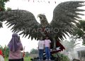 Ciptakan Miniatur Ikonik dari Bahan Bekas, Warga Desa Kolam Sambut HUT ke-80 RI Dengan Kearifan Lokal