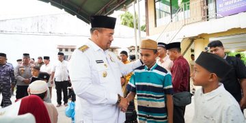 Bupati Batu Bara Serahkan Bantuan AC ke Masjid Mufassirin Desa Masjid Lama