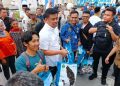 Bobby Nasution Temui Pendemo, Bagikan Sembako dan THR di Kantor Gubernur Sumut