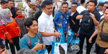 Bobby Nasution Temui Pendemo, Bagikan Sembako dan THR di Kantor Gubernur Sumut